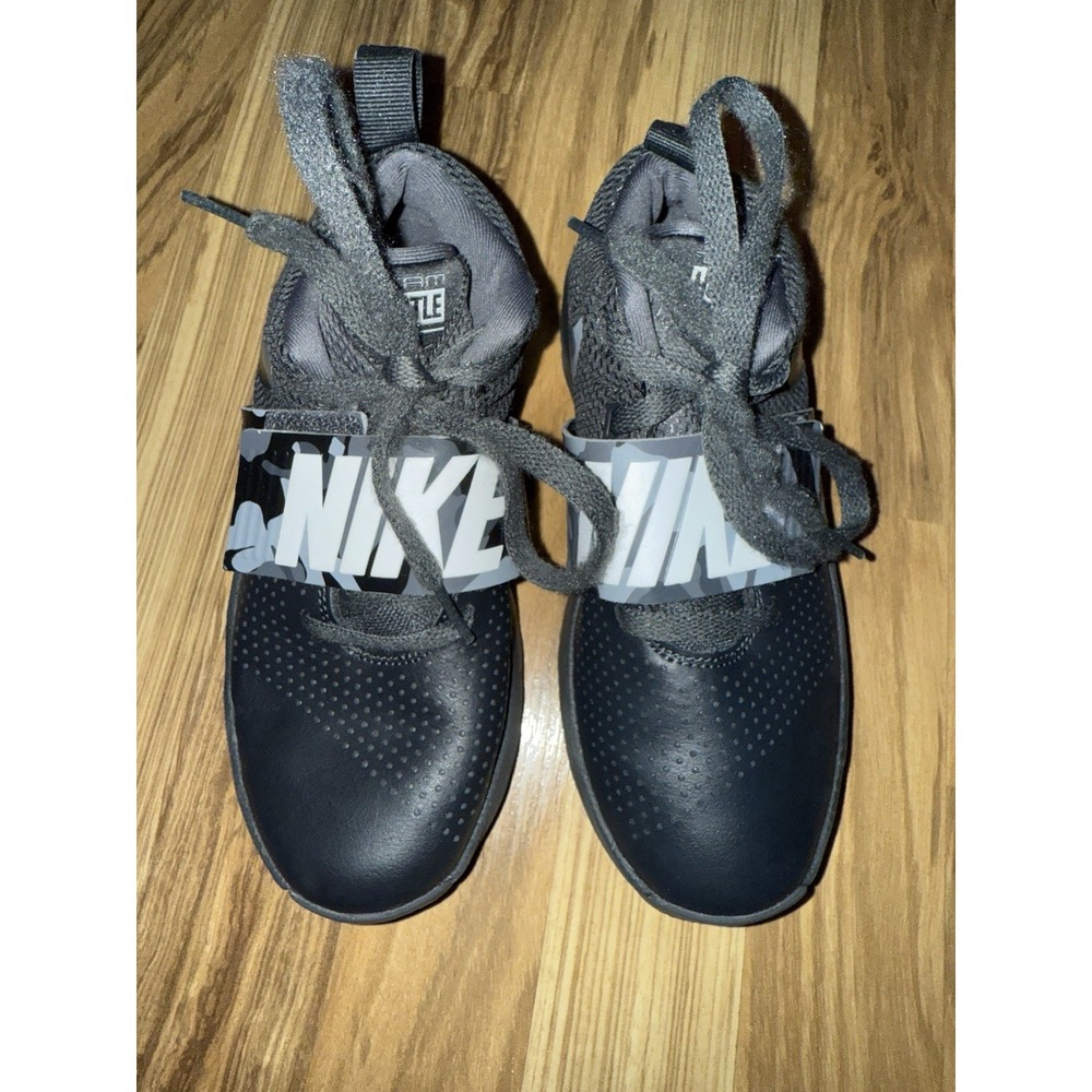 Nike Team Hustle D8 Boys Sz 3.5Y‎ Black Gray Camo Sneakers Basketball Shoes